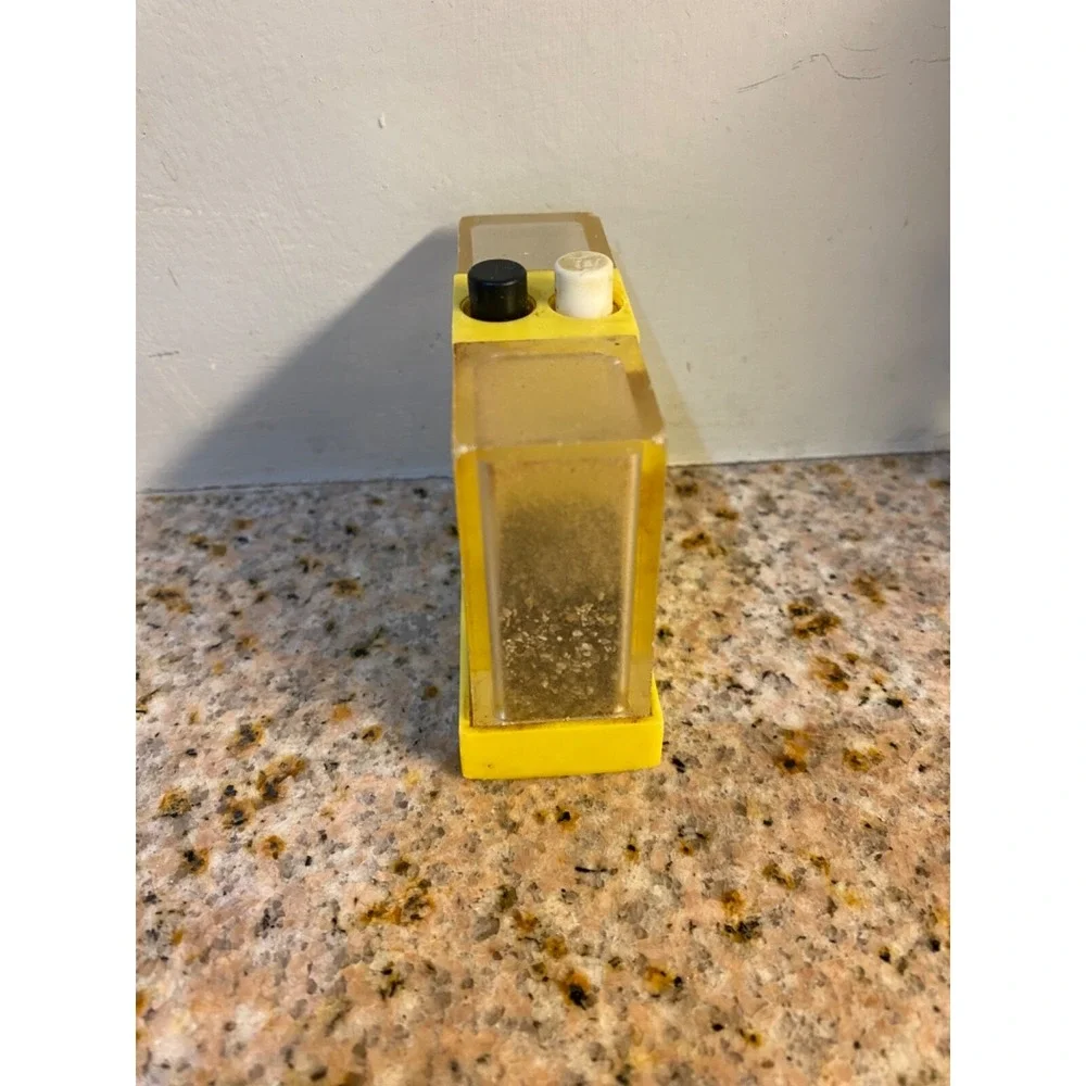 Vintage Push Button Salt‎ & Pepper Dispenser Yellow Retro kitchen